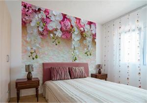 Розовые и белые орхидеи